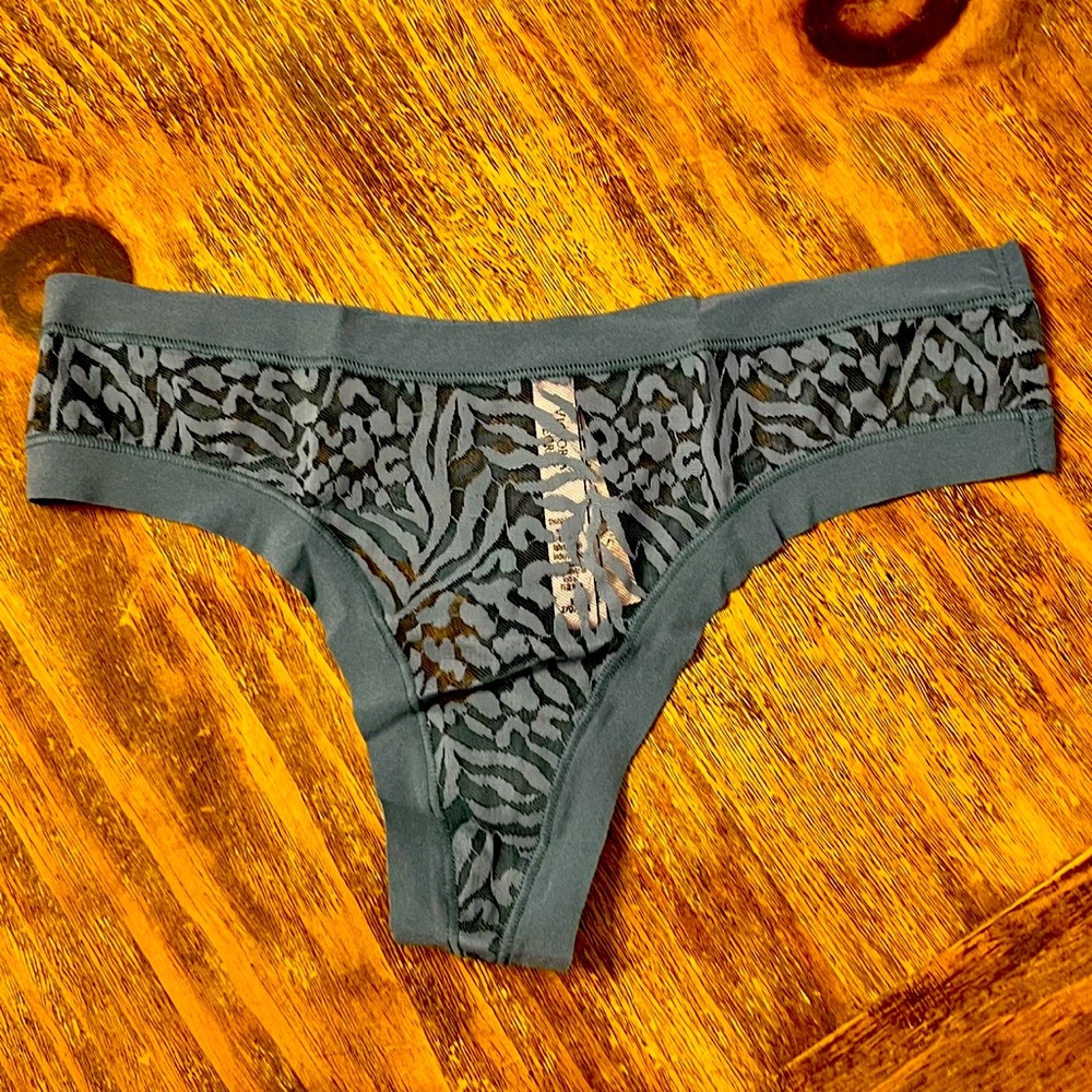 VICTORIA SECRET LACE THONG PANTY NWT BOUTIQUE SZ MED